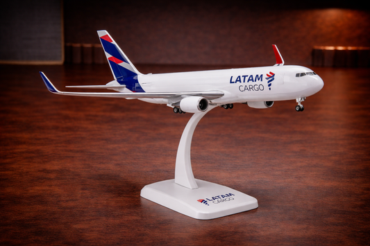 Boeing 767 Latam Airlines Cargo | Escala 1:200 | 27 cm