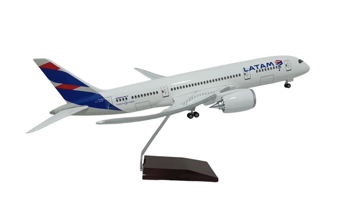 Boeing 787 Latam | Escala 1:135 | 47 cm